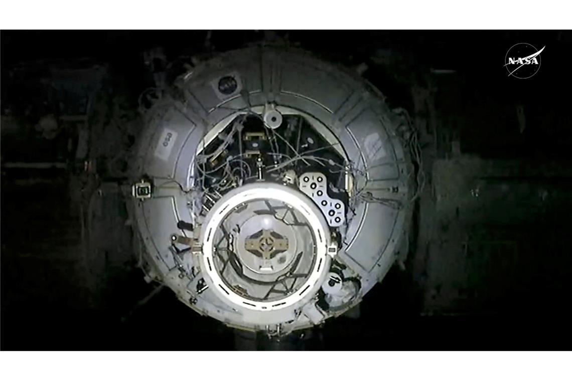 Rückkehr-Mission für gestrandete Astronauten erreicht ISS Die Internationale Raumstation, während sich die SpaceX-Kapsel für das Andocken nähert.