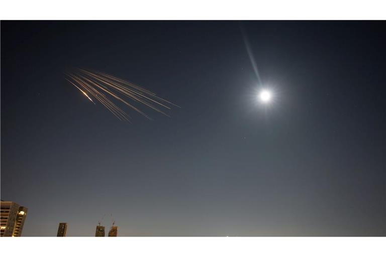 Die iranischen Angriffe auf Israel dauern an.