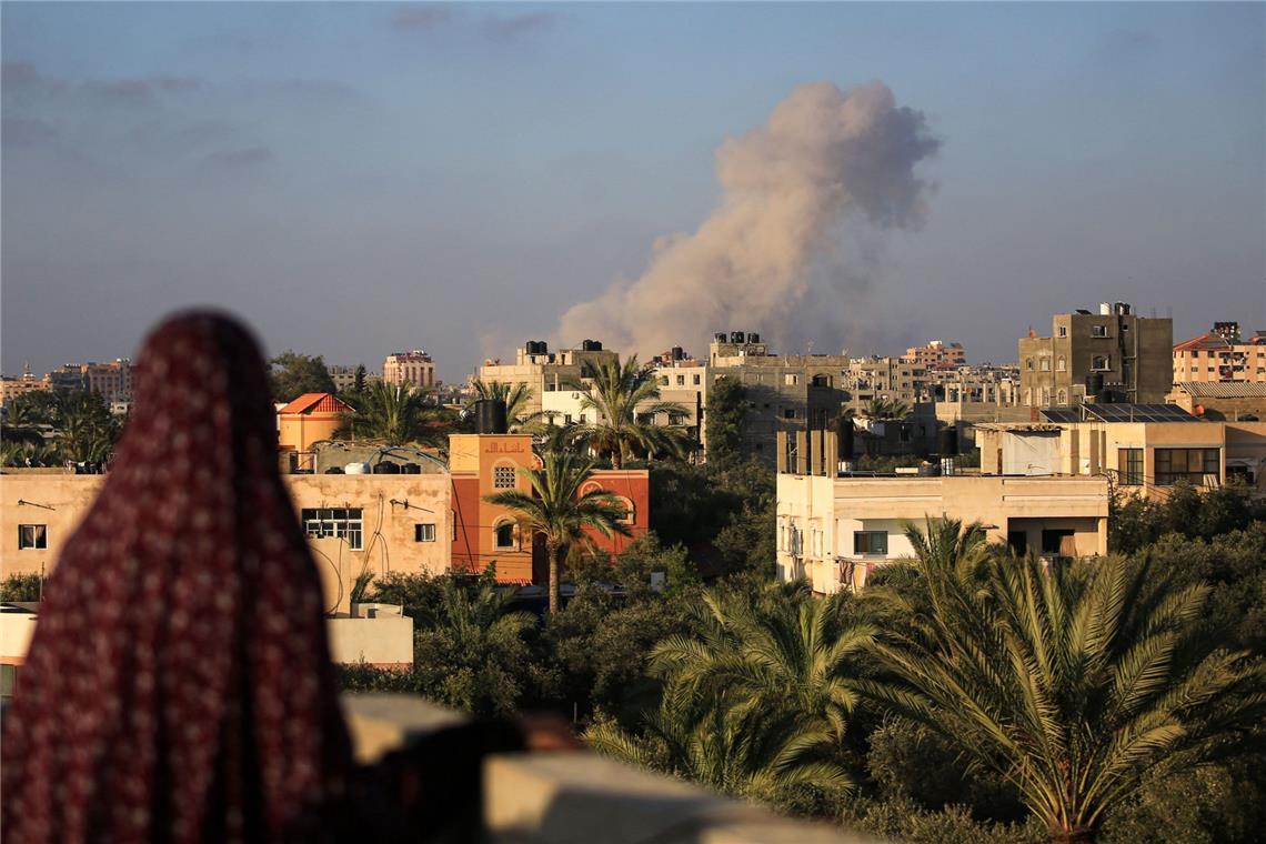 Israels Armee erklärt weitere Hamas-Geisel für tot Die islamistische Terrororganisation Hamas hat katarischen und ägyptischen Vermittlern ihre Antwort auf den US-Vorschlag für eine Waffenruhe im Gaza-Krieg übermittelt.