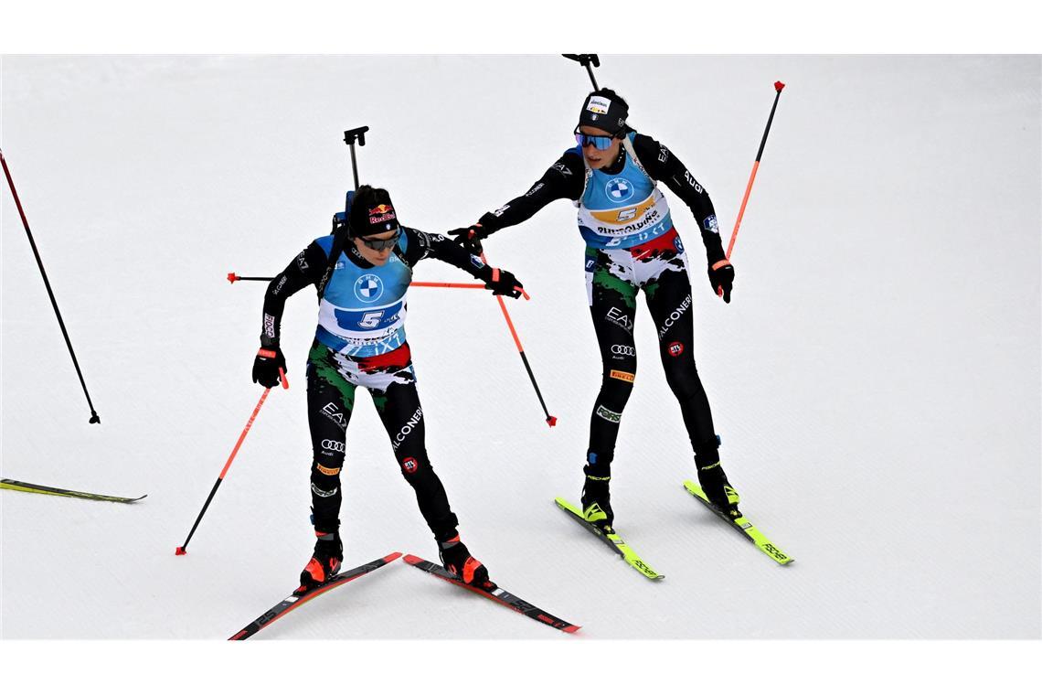 Die italienische Biathlon-Mannschaft glaubt an die Unschuld von Rebecca Passler (r). (Archivbild)