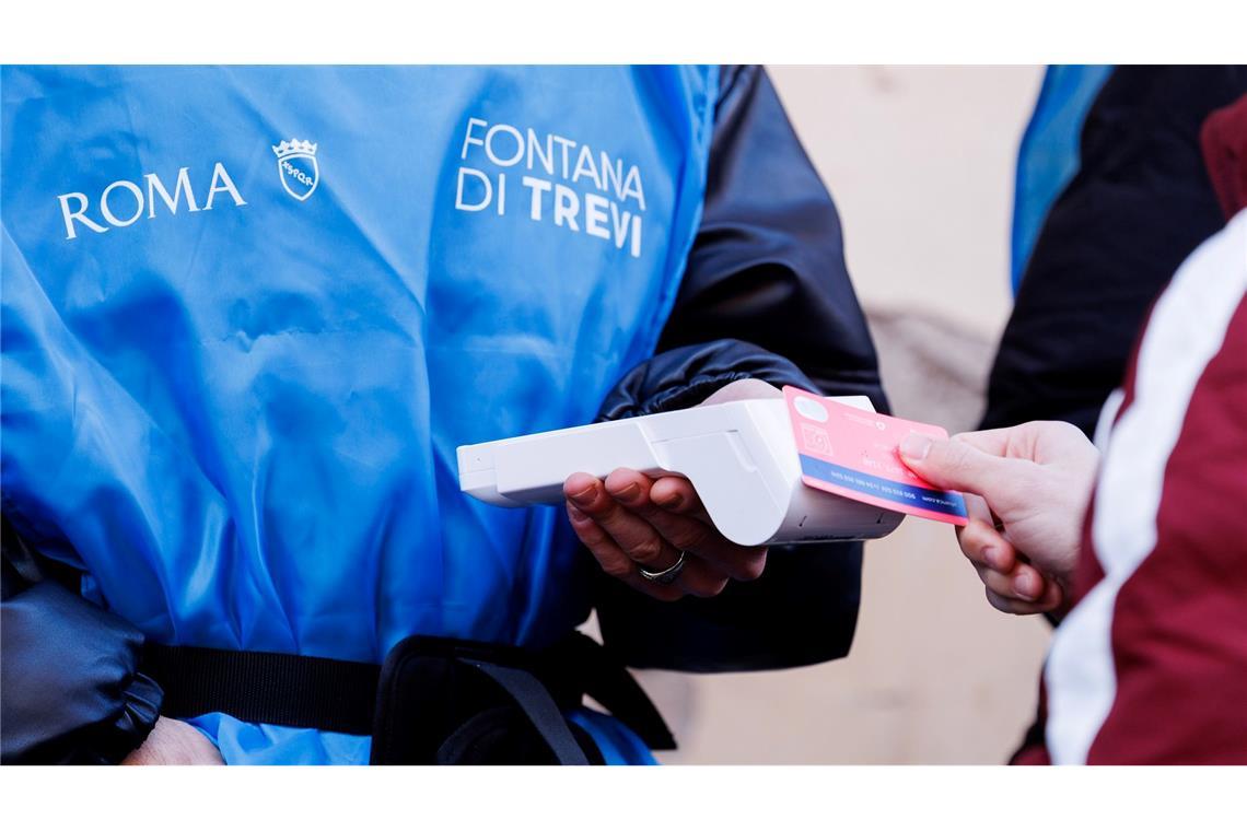 Die italienische Hauptstadt versucht mit dieser Maßnahme, die Besucherströme an einem der wichtigsten Touristenmagnete Roms besser zu kanalisieren und Gedränge zu verhindern.