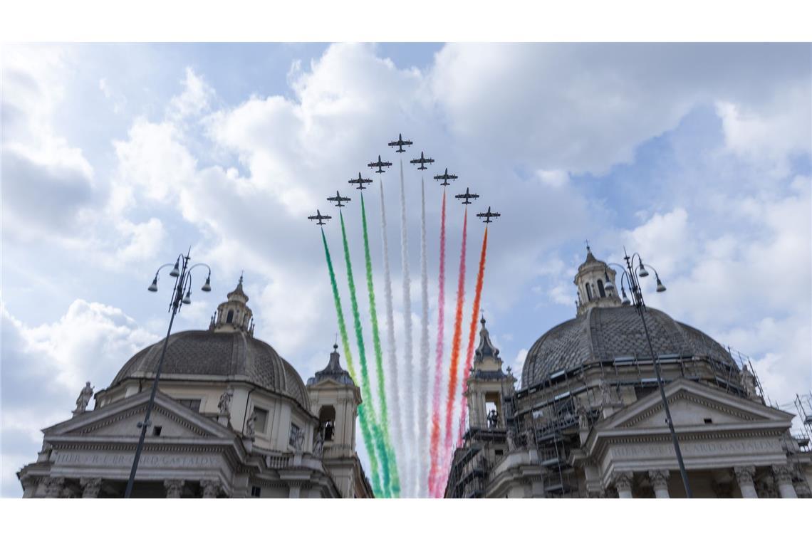 Die italienische Kunstflugstaffel "Frecce Tricolore" sprüht über der Piazza del Popolo in Rom anlässlich des 80. Jahrestages der italienischen Republik die italienischen Farben an den Himmel.