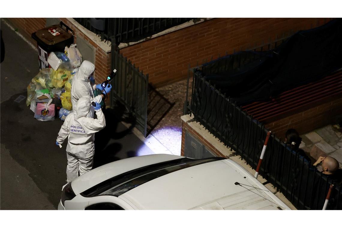 Die italienische Polizei leitete eine Großfahndung nach einem Mann, der verdächtigt wird, ein ihm bekanntes Ehepaar und deren kleine Tochter in Rom umgebracht zu haben.