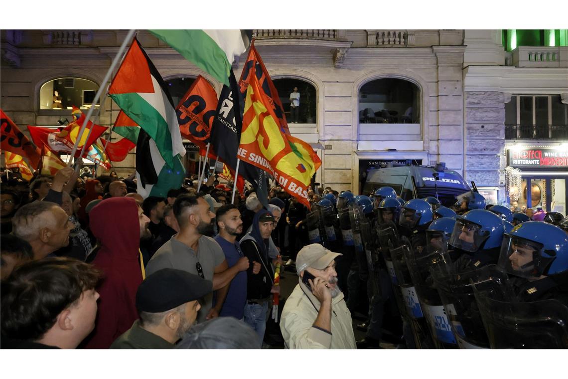 Proteste in Italien nach Stopp von Gaza-Flottille - Streik am Freitag Die italienische Polizei stellt sich pro-palästinensischen Demonstranten entgegen, nachdem es bekannt wurde, das Israels Kriegsmarine hat die Global Sumud Flotilla gestoppt.