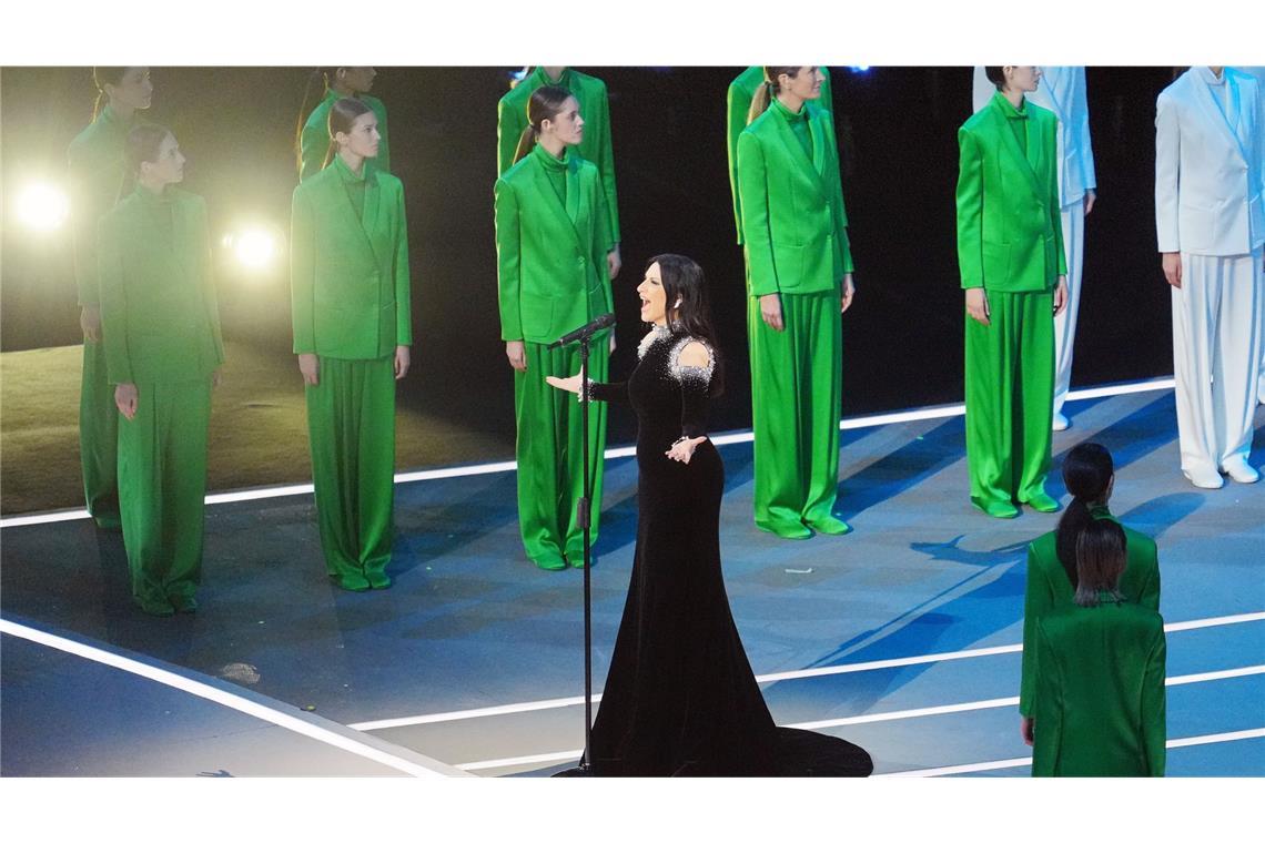 Die italienische Sängerin Laura Pausini singt während der Eröffnungsfeier die italienische Nationalhymne.