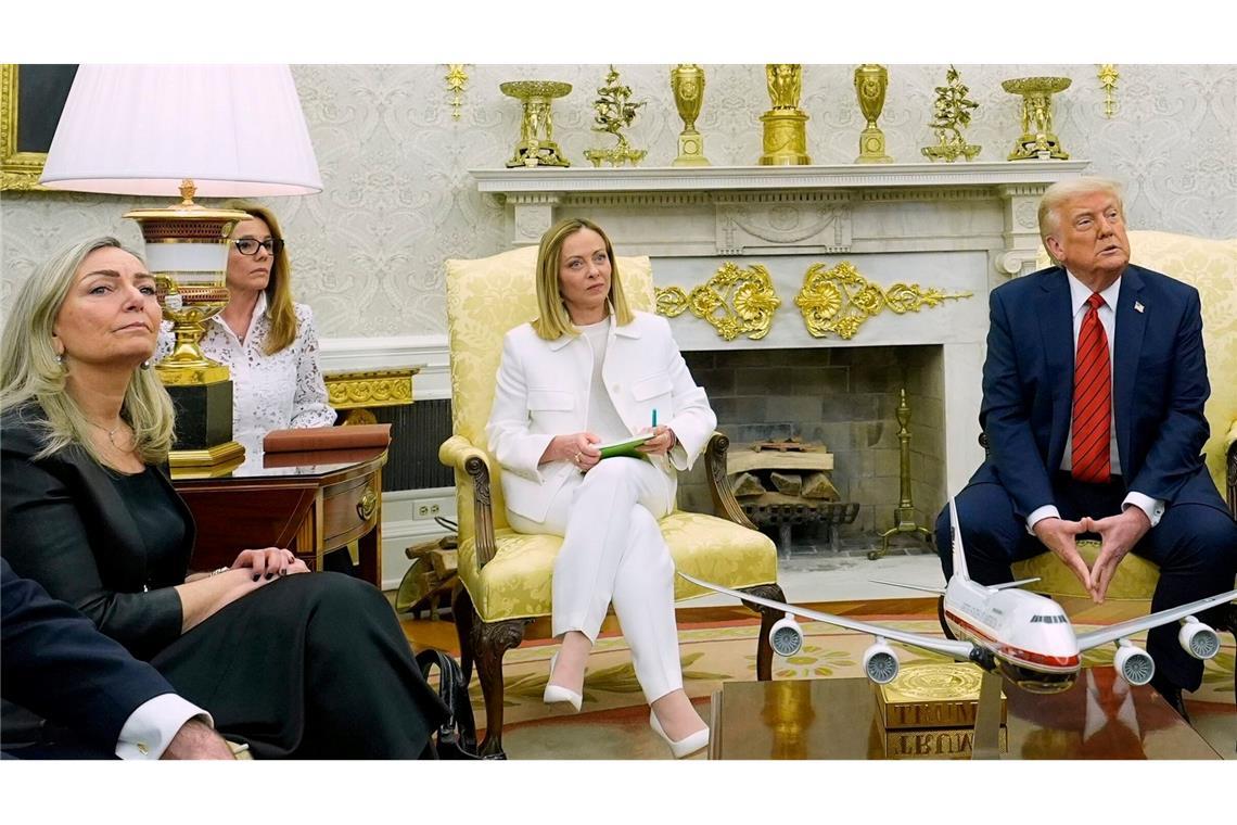 Meloni-Übersetzerin nach Aussetzer bei Trump zerknirscht Die italienische Übersetzerin Valentina Maiolini-Rothbacher (2. von links) hatte im Weißen Haus einen Aussetzer.