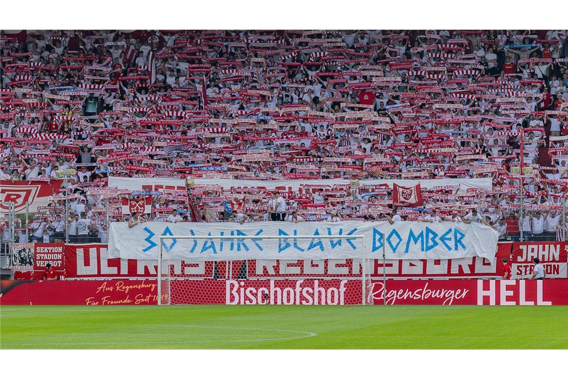 „30 Jahre Blaue Bomber“ – Jahn-Fans schicken Glückwünsche nach Stuttgart Die Jahn-Fans gratulieren den Kickers-Ultras.
Foto: IMAGO / Eibner