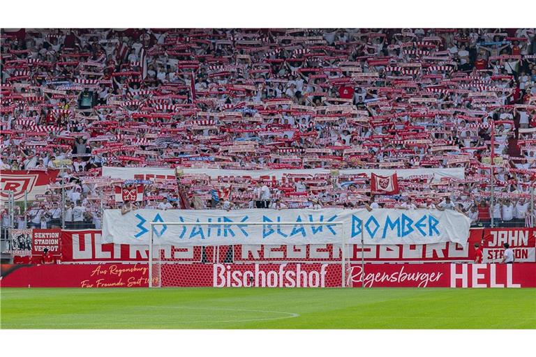 Die Jahn-Fans gratulieren den Kickers-Ultras.  
Foto:  IMAGO / Eibner
