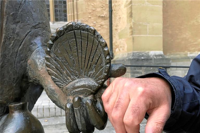 Die Jakobsmuschel als bekanntes Symbol – hier taucht sie als Teil einer Skulptur in Rothenburg ob der Tauber auf. Fotos: Herbert Soukopp