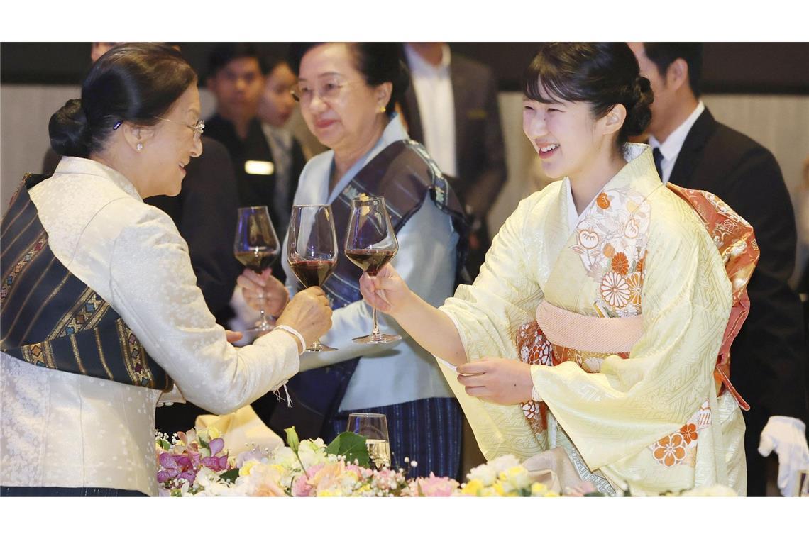 Die japanische Prinzessin Aiko (r) stößt bei einem Bankett an.