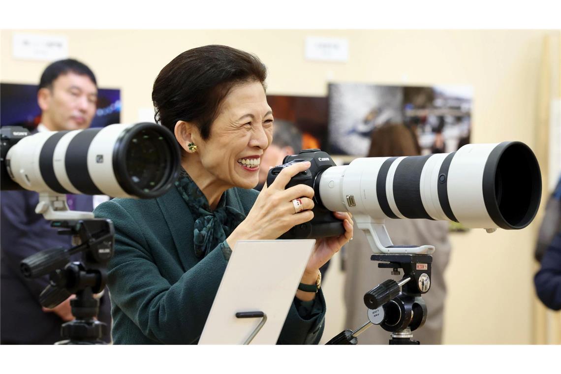 Die japanische Prinzessin Hisako probiert eine professionelle Kamera aus.