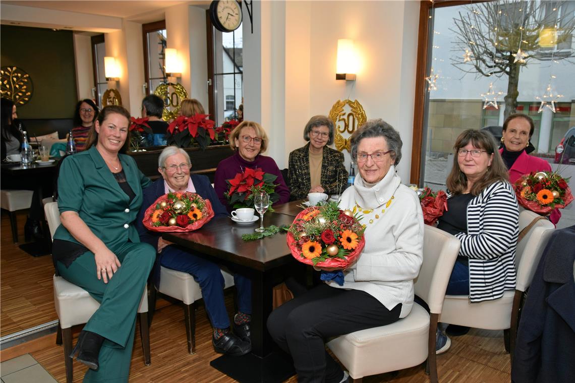Die Jubiläumsrunde mit langjährigen geehrten Mitgliedern (von links): Vorsitzende Melanie Tritschler, Emma Schmidt-Lawrenz, Brigitte Wilz, stellvertretende Vorsitzende Sibylle Strobel, Gudrun Gruber, Anita Hofmann und Rosely Schweizer. Foto: Elisabeth Klaper