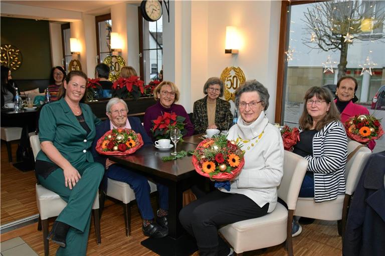 Die Jubiläumsrunde mit langjährigen geehrten Mitgliedern (von links): Vorsitzende Melanie Tritschler, Emma Schmidt-Lawrenz, Brigitte Wilz, stellvertretende Vorsitzende Sibylle Strobel, Gudrun Gruber, Anita Hofmann und Rosely Schweizer. Foto: Elisabeth Klaper