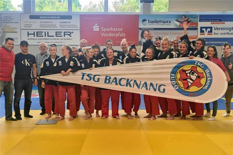 Die Judoka der TSG Backnang freuen sich über den Titelgewinn des Frauen-Teams (von links): Trainer Jens Holderle, Trainer Dmytro Raskin, Abteilungsleiter Alfred Holderle, Bettina Bauer, Annika Würfel, Julia Mollet, Sanne van Dijke, Andrea Stojadinov, Lubjana Piovesana, Tanja Hehr, Raffaela Igl, Anamari Velensek, Pleuni Cornelisse, Chiara Serra, Viktoria Folger, Luise Malzahn, Sarah Mehlau, Mirjam Wirth, Anne-Katrin Lisewski, Physiotherapeutin Stephanie Holderle und Betreuer Micha Richter. Foto: privat