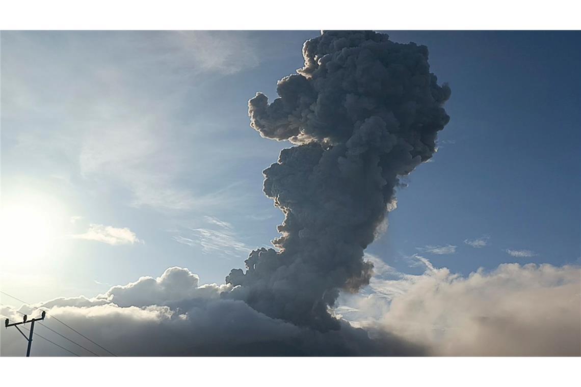 Vulkan Lewotobi Laki-Laki in Indonesien kommt nicht zur Ruhe Die jüngste Aschesäule war mehrere Kilometer hoch.