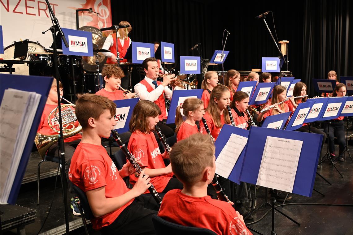 Die Jugendarbeit in Murrhardt trägt Früchte: Die Hitkids mit Jugenddirigent Kevin Perri überzeugen beim Herbstkonzert. Foto: Elisabeth Klaper