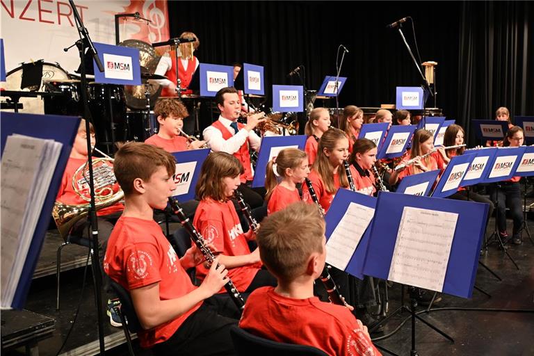 Die Jugendarbeit in Murrhardt trägt Früchte: Die Hitkids mit Jugenddirigent Kevin Perri überzeugen beim Herbstkonzert. Foto: Elisabeth Klaper