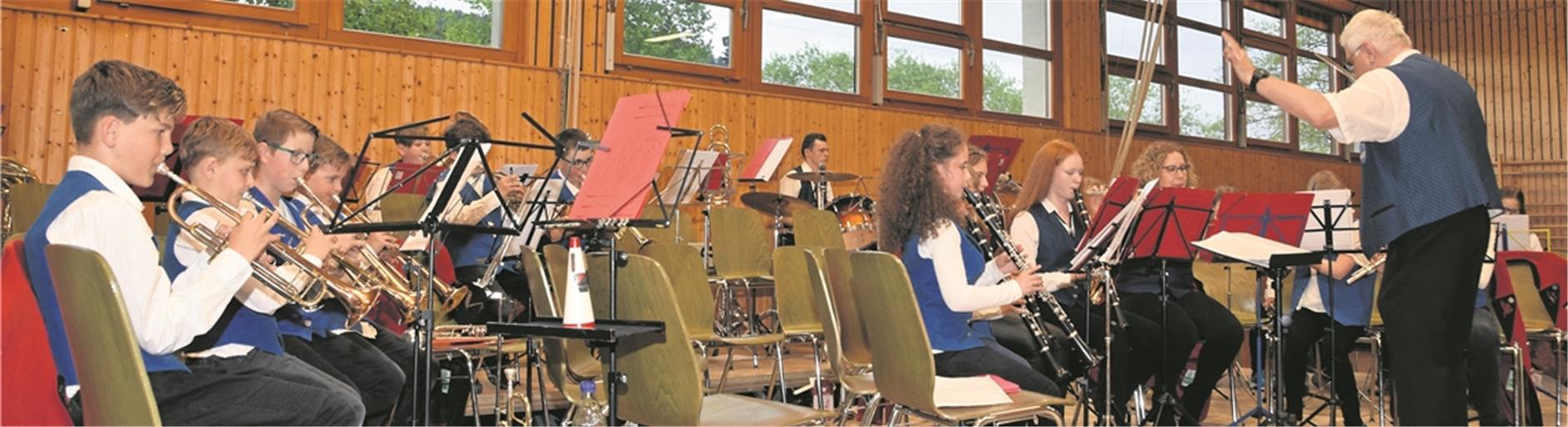 Die Jugendkapelle des Musikvereins präsentiert mit Dirigent Klaus Nübel ein Stück voll heiterer Melodik und tänzerischer Rhythmik. Foto: E. Klaper