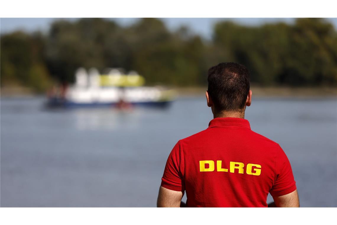 Die Jugendliche musste von Rettungskräften aus dem Fluss gezogen werden. (Symbolfoto)