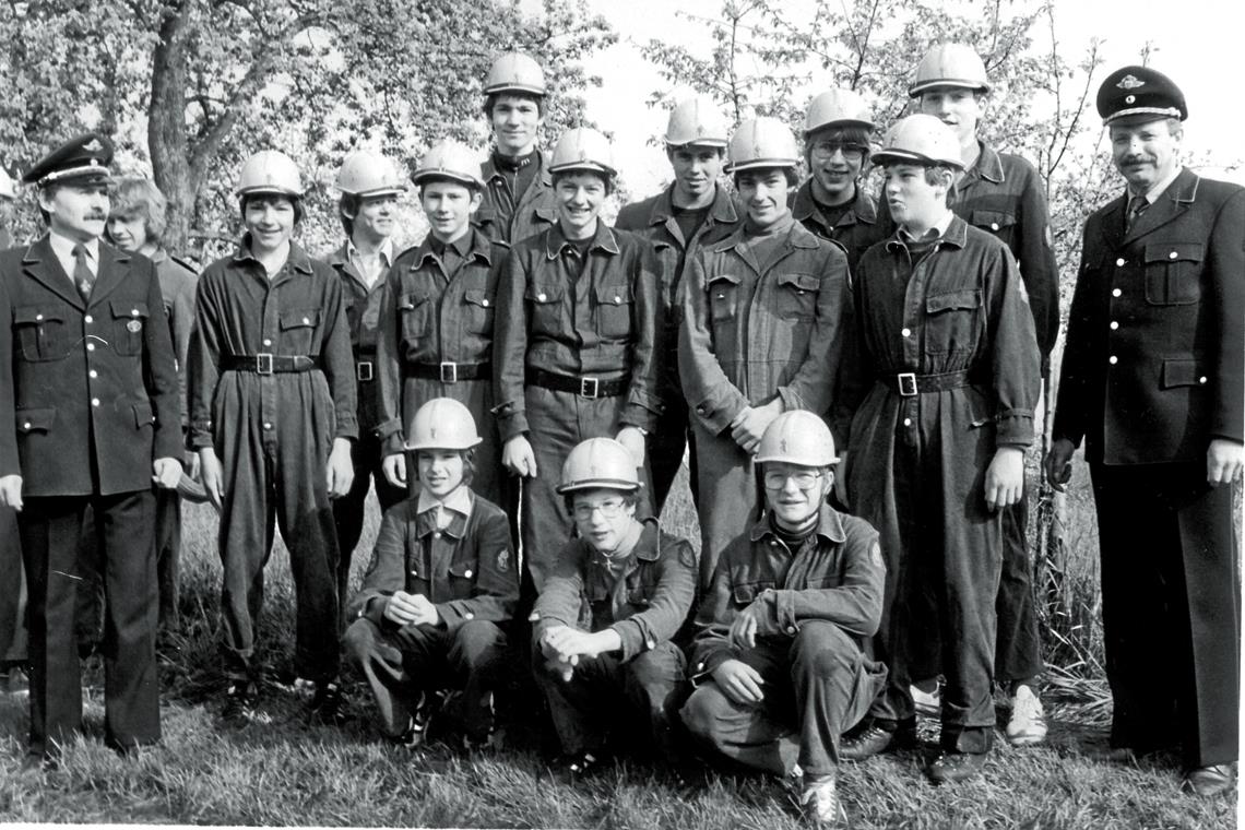 Jugendfeuerwehr feiert Geburtstag Die Jugendlichen der am 21. Oktober 1972 aus der Taufe gehobenen Jugendfeuerwehr präsentieren sich im Mai des darauffolgenden Jahres das erste Mal bei einer Schauübung mit ihren Jugendleitern Manfred Kamrad und Peter Klenk (von links). Foto: Feuerwehr Murrhardt