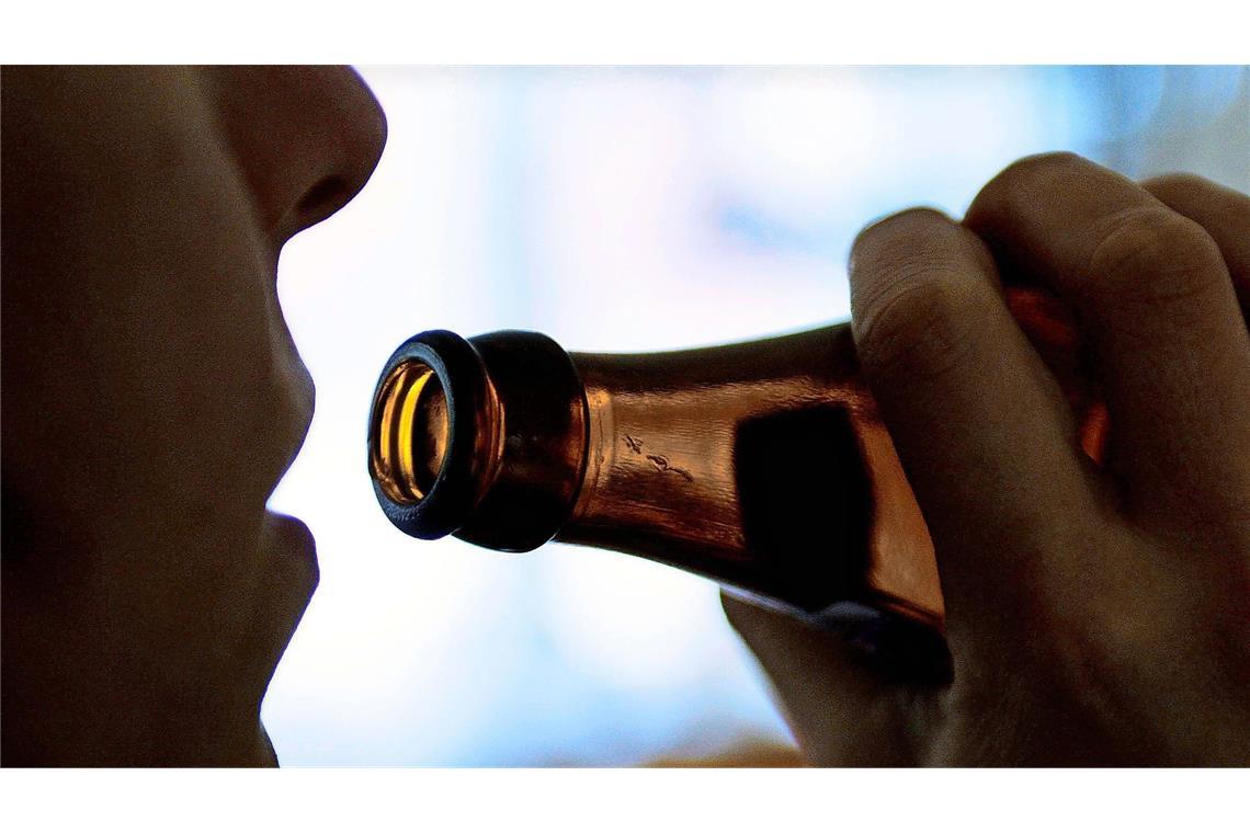 Die Jugendlichen sollen den Verstorbenen angestachelt haben „erhebliche Mengen“ harten Alkohol zu trinken. (Symbolfoto)