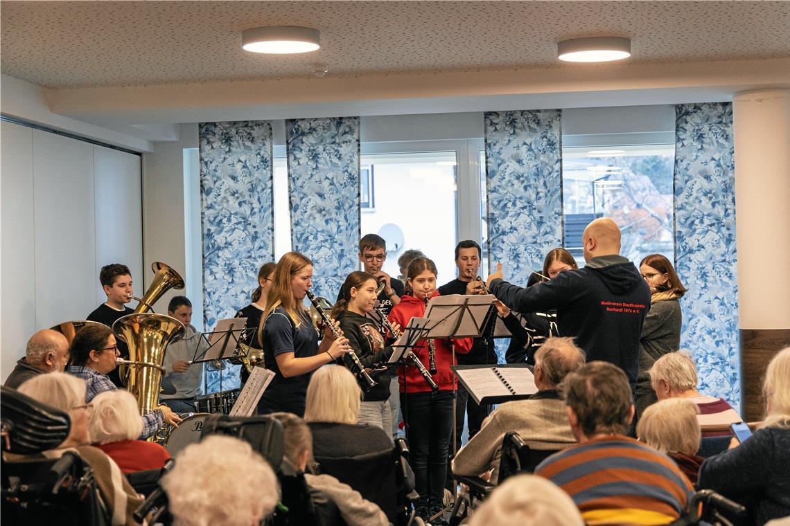 Festliche Klänge in der Erich-Schumm-Stiftung Die Jugendstadtkapelle hat mit ihrem Dirigenten Kevin Perri für die Bewohnerinnen und Bewohner im Haus Margarete ein kleines Konzert gegeben. Foto: Stadtkapelle Murrhardt