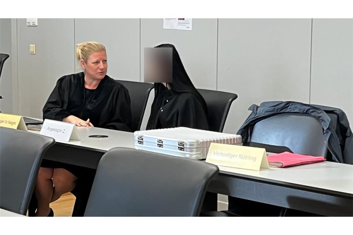 Die junge Frau, die neben zwei Männern angeklagt war, ist wohl durch ihren Ex-Freund mit den Taten in Berührung gekommen. Sie gestand ihre Beteiligung.