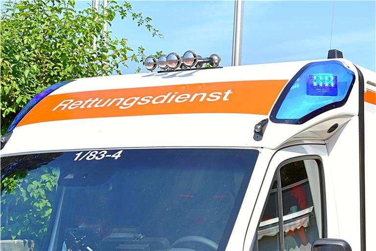 Die junge Frau musste vom Rettungsdienst in ein Krankenhaus gebracht werden. Symbolbild: Tobias Sellmaier