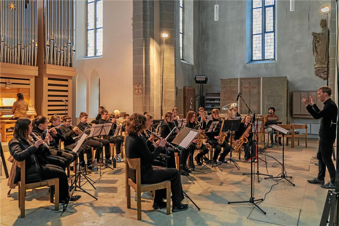 Die jungen Bandmitglieder, die Organistin und Tobias Wolber (rechts) machen den Konzertabend zu einem Erlebnis. Foto: Stefan Bossow