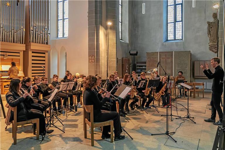 Die jungen Bandmitglieder, die Organistin und Tobias Wolber (rechts) machen den Konzertabend zu einem Erlebnis. Foto: Stefan Bossow