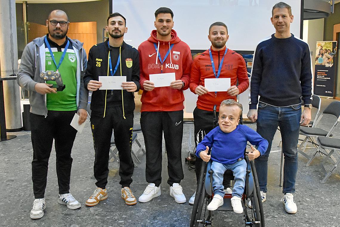 FC Viktoria Backnang stoppt Serie der SG Sonnenhof Großaspach Die Jungs auf den Plätzen eins bis vier, die von BKZ-Redaktionsleiter Kornelius Fritz bei der Siegerehrung im Beisein von Niklas Luginsland ihre Einkaufsgutscheine über 100, 75, 50 und 20 Euro erhalten: Imer Spatolaj vom FC Viktoria Backnang, Berkay Uzun vom TSC Murrhardt, Mert Tasdelen von der SG Sonnenhof Großaspach und Daniel Werner vom FC Welzheim (von links).
