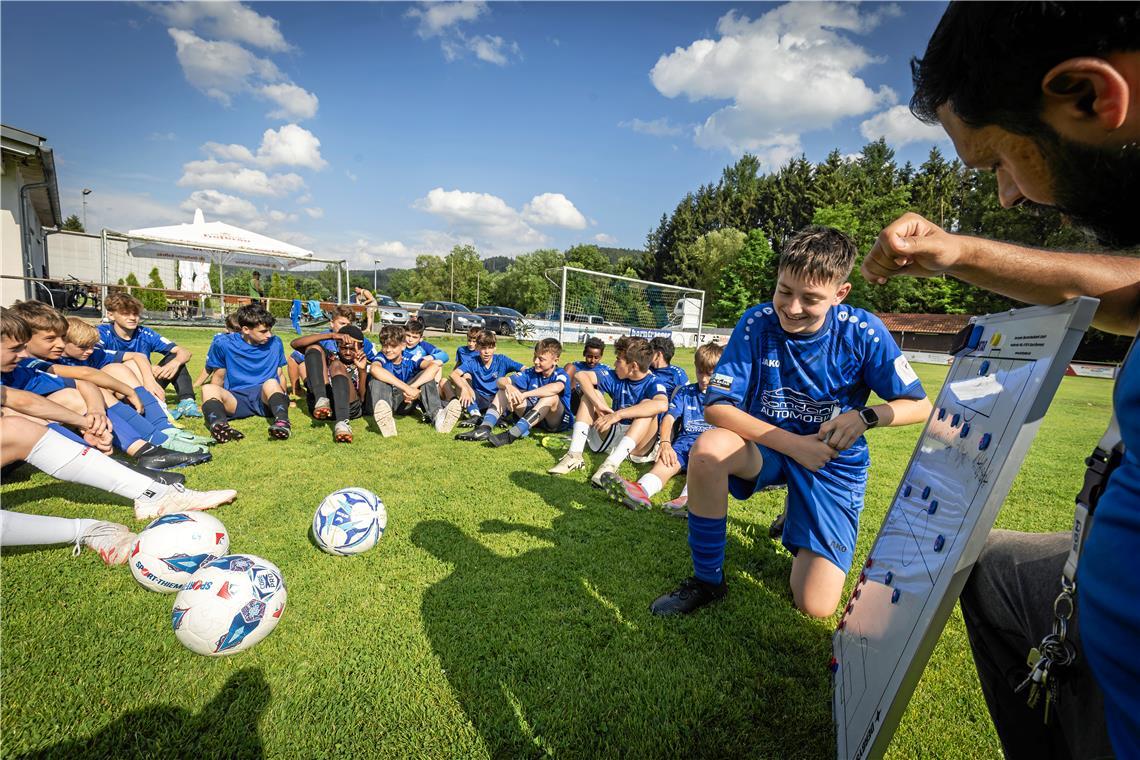 Murrhardter Talente haben großes Vertrauen in die eigene Stärke Die Jungs um Kapitän Leon Khan (rechts) sind zuversichtlich. Egal, ob’s um den eigenen oder den deutschen Turniersieg geht. Foto: Alexander Becher