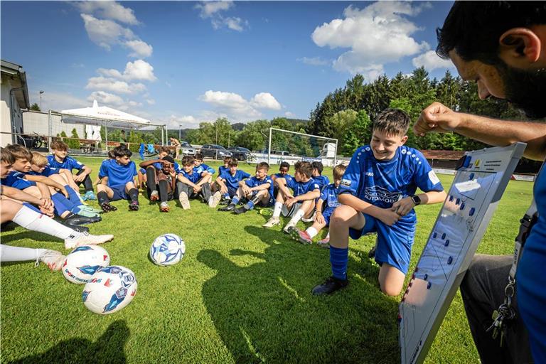Die Jungs um Kapitän Leon Khan (rechts) sind zuversichtlich. Egal, ob’s um den eigenen oder den deutschen Turniersieg geht. Foto: Alexander Becher