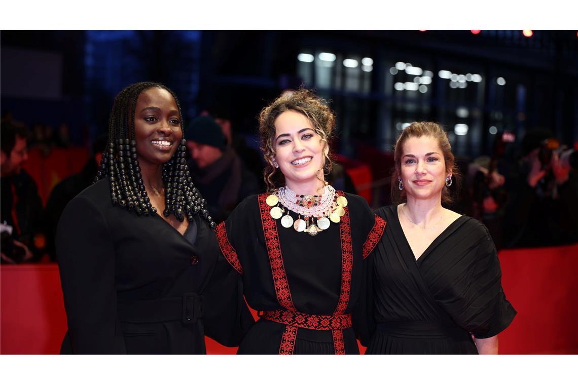 "Drømmer" gewinnt Goldenen Bären der Berlinale Die Jury der Sektion Perspectives: Aïssa Maïga (l-r), Meryam Joobeur und María Zamora.