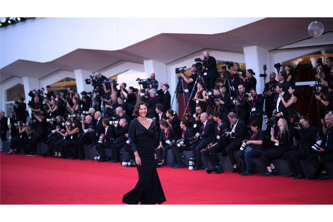 Die Juryvorsitzende Maggie Gyllenhaal posiert auf dem roten Teppich bei der 83. Ausgabe der Filmfestspiele von Venedig für die Fotografen. (zu dpa: «Clooney verzaubert Venedig - Filmfestspiele eröffnet»)