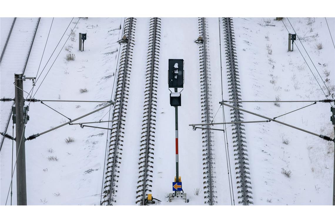 Die Kältewelle lässt viele Züge still stehen.