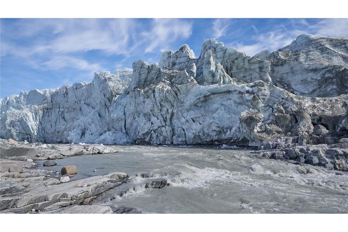 Grönlands Eis schmilzt jedes Jahr um fast 200 Kubikkilometer Die Kalbungsfront des Russell-Gletschers, Kangerlussuaq, Grönland.