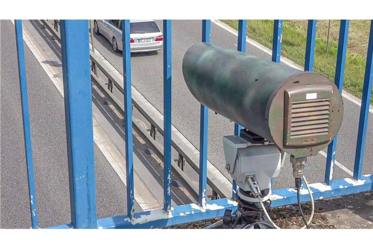 Die Kamera filmt passierende Autofahrer von erhöhten Positionen, wie etwa Autobahnbrücken.