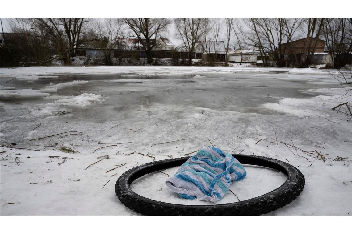 Die Kamera lief noch, als die Einsatzkräfte zur Suche des Eisbaders eintrafen.