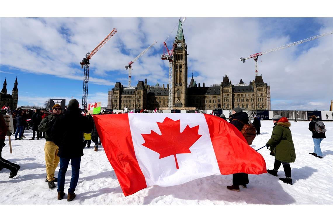 Neuwahl in Zeiten von Trump - Kanada rückt zusammen Die kanadische Flagge vor dem Parlament in Ottawa. (Archivbild)