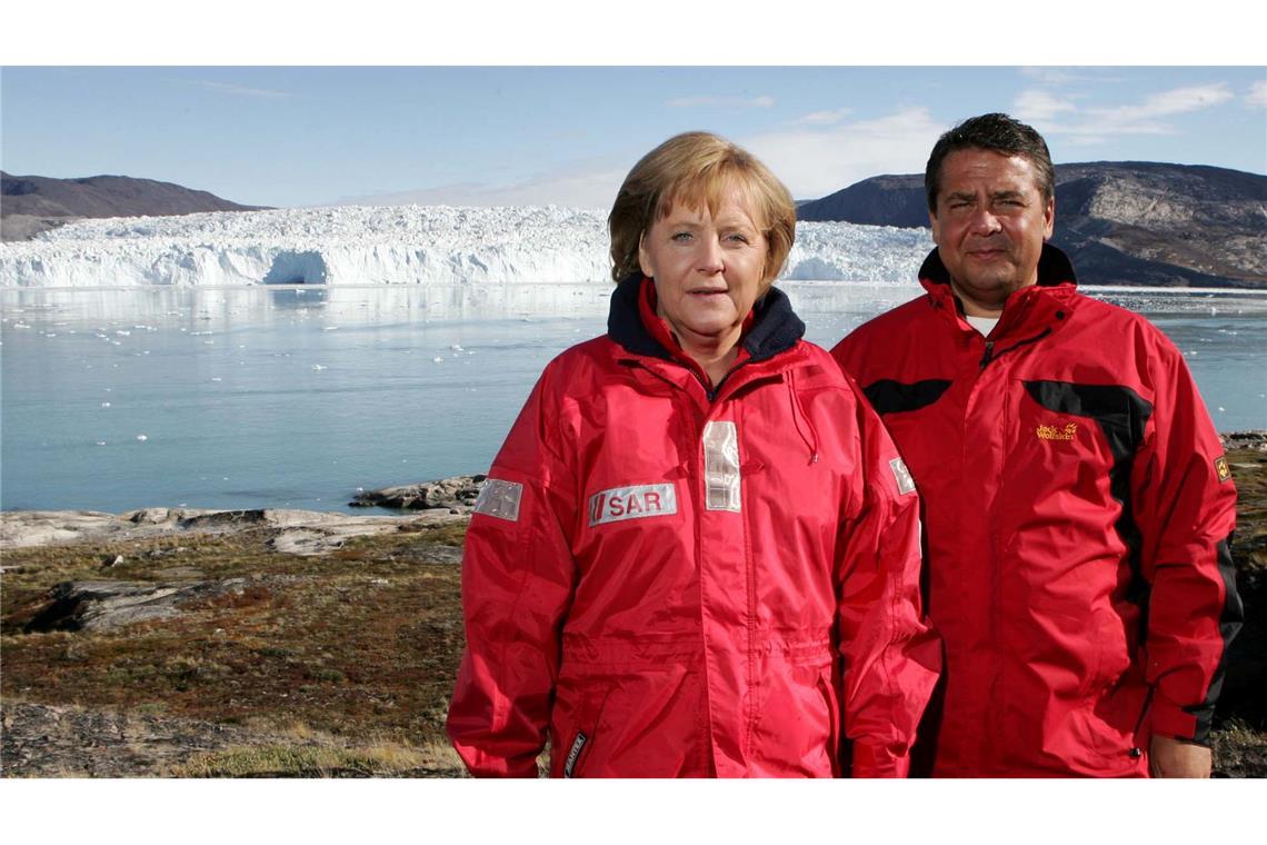Die Duz-Partner – Merz und Klingbeil zum Gelingen "verdammt" Die Kanzlerin und ihr Vize im Partnerlook vor dem Gletscher: 2007 besuchten Merkel und Gabriel gemeinsam Grönland. (Archivbild)