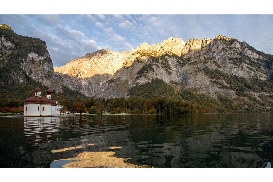Die Kapelle St. Bartholomä steht im Nationalpark am Königssee vor dem Watzmann.