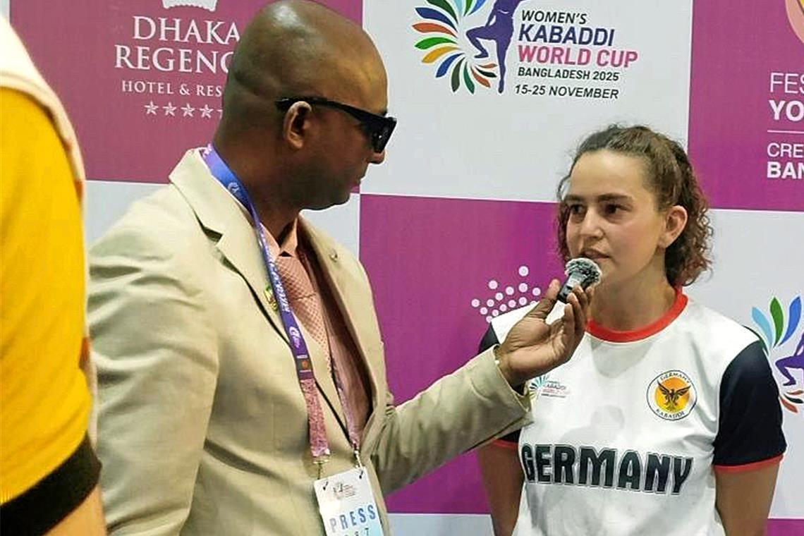 Die Kapitänin der deutschen Kabaddi-Exoten ist eine gefragte Gesprächspartnerin.