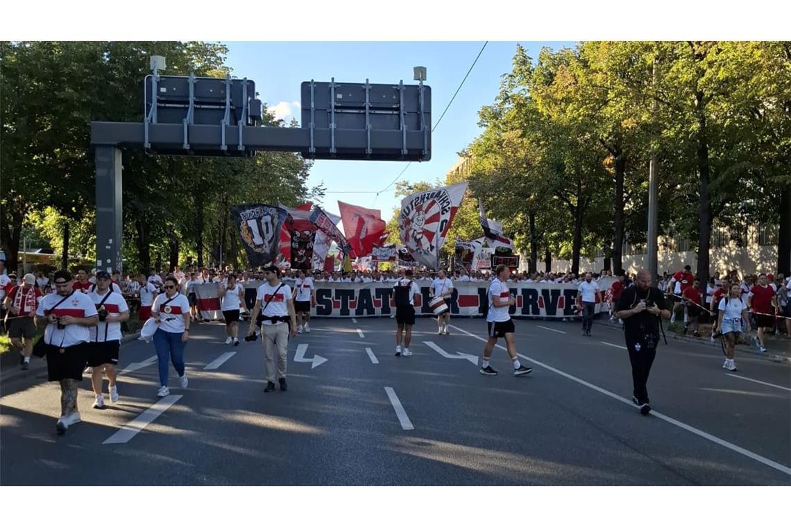 Die Karawane Cannstatt auf dem Weg zum Stadion.