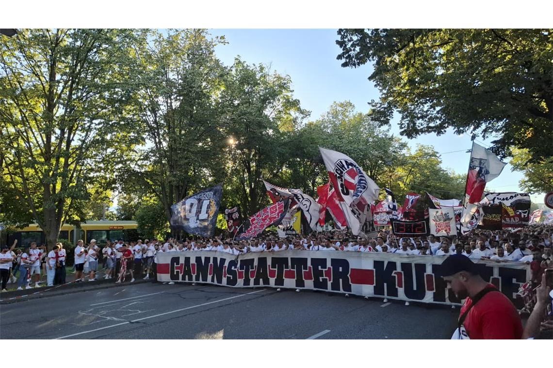 Die Karawane Cannstatt auf dem Weg zum Stadion.