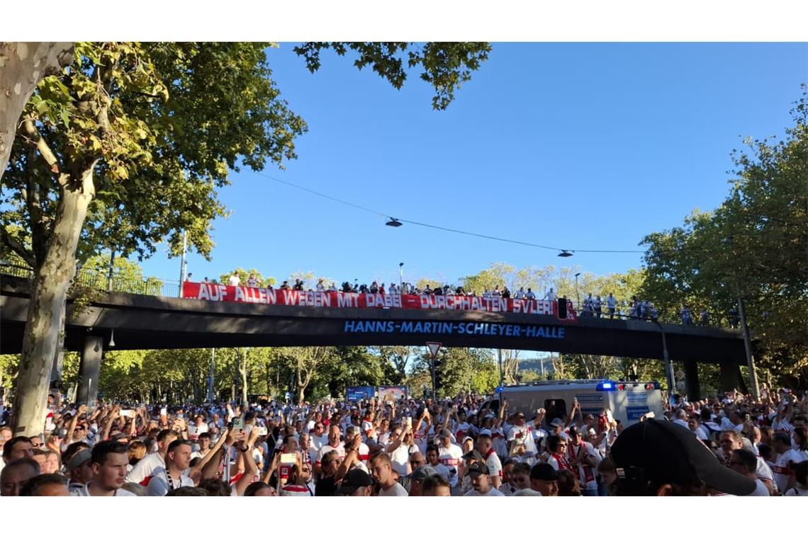 Die Karawane Cannstatt auf dem Weg zum Stadion.