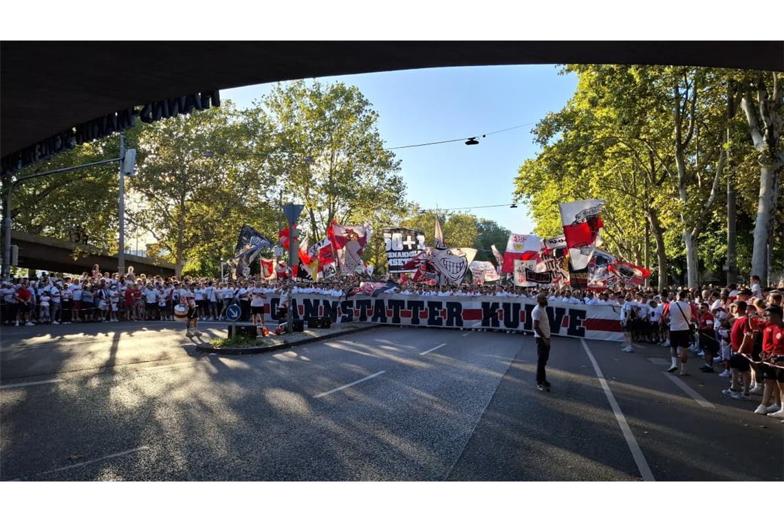 Die Karawane Cannstatt auf dem Weg zum Stadion.