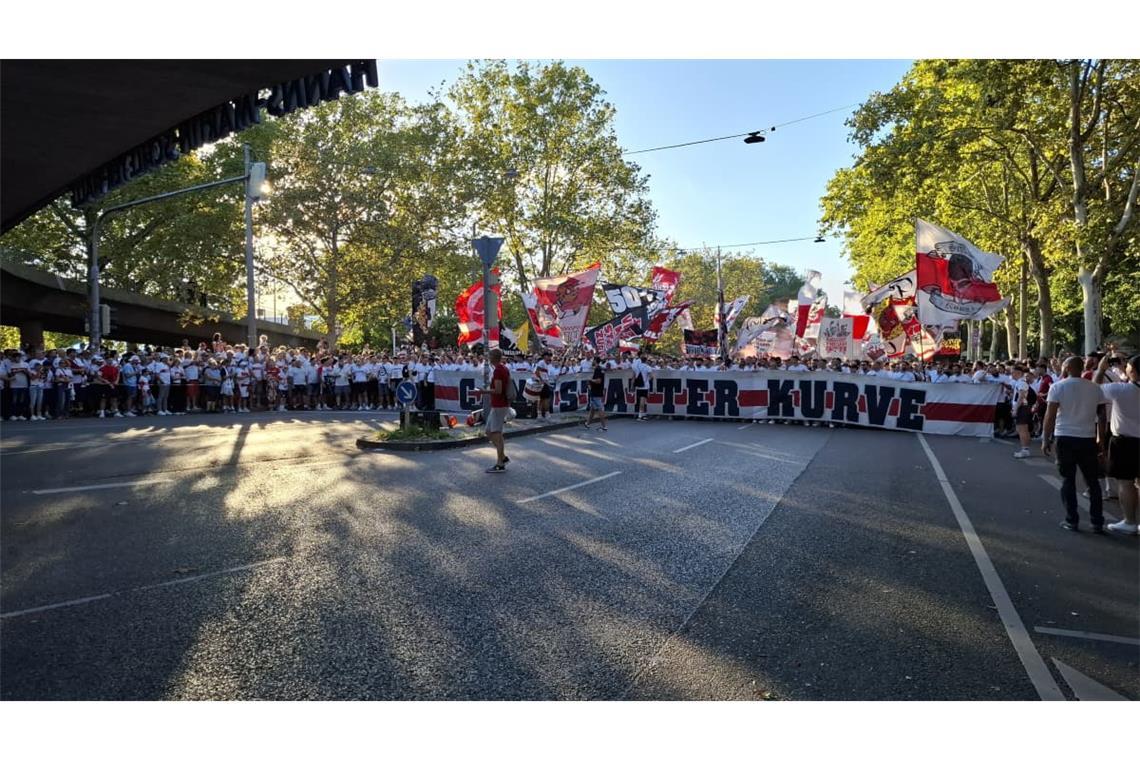 Die Karawane Cannstatt auf dem Weg zum Stadion.
