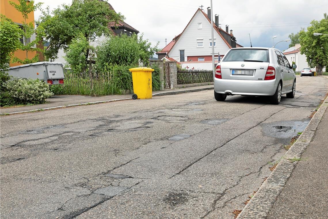 In der Karlstraße soll sich was tun Die Karlstraße ist in einem schlechten Zustand, aber auch manchen Gebäuden würde eine Sanierung gut tun. Nun hat der Gemeinderat beschlossen, den Bereich in das Sanierungsgebiet „Bahnhof/östlich Klosterhof“ aufzunehmen. Somit erhalten Privatleute, aber auch die Stadt Murrhardt Unterstützung, wenn sie Instandsetzungen angehen. Archivfoto: J. Fiedler