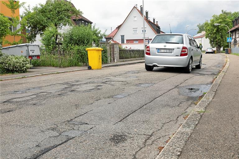 Die Karlstraße ist in schlechtem Zustand, doch die Stadt kann die Sanierung nicht ohne Unterstützung angehen. Fotos: J. Fiedler